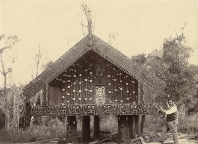 Te Takinga pataka, c.1895 door New Zealander Photographer